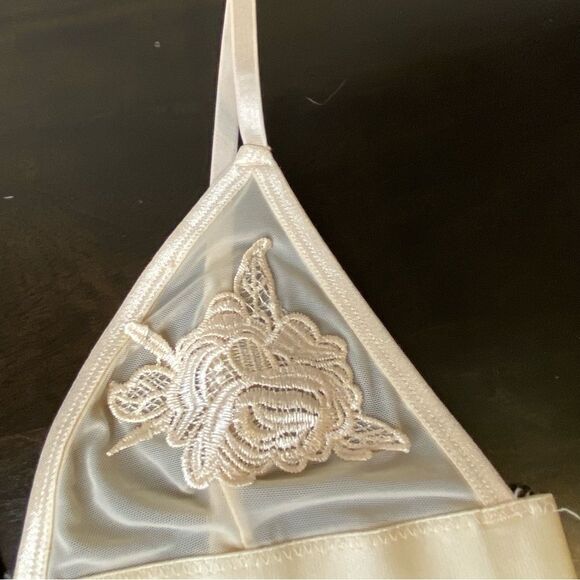 Youmita cream bra with lace appliqués, size small/medium - Picture 4 of 9